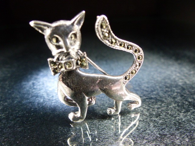 Silver and CZ brooch in the form of a cat set with marcasites - Image 2 of 3