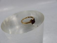 9ct Gold Ladies ring set with Large square cut Garnet