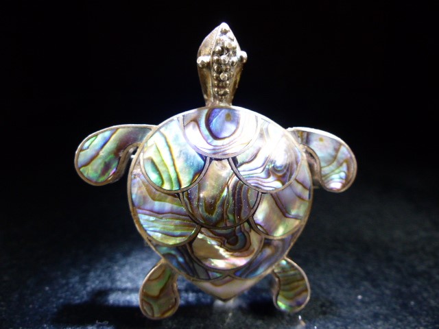 Tortoise Brooch set on 925 Silver the shell made from New Zealand Paua Shell - Image 4 of 5