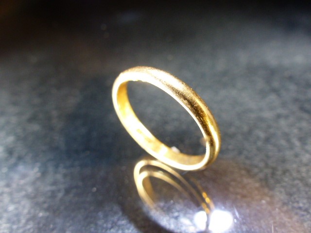 22ct Hallmarked wedding band total weight approx 3.4g - Image 2 of 3