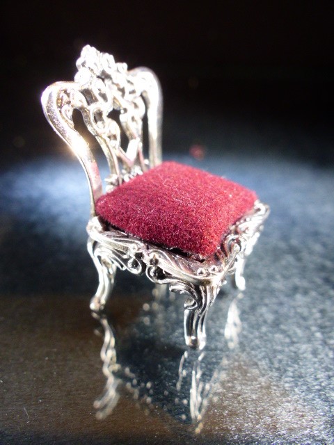 Silver pincushion in the form of a miniature chair - Image 3 of 5