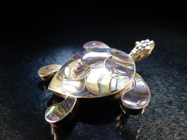 Tortoise Brooch set on 925 Silver the shell made from New Zealand Paua Shell - Image 3 of 5