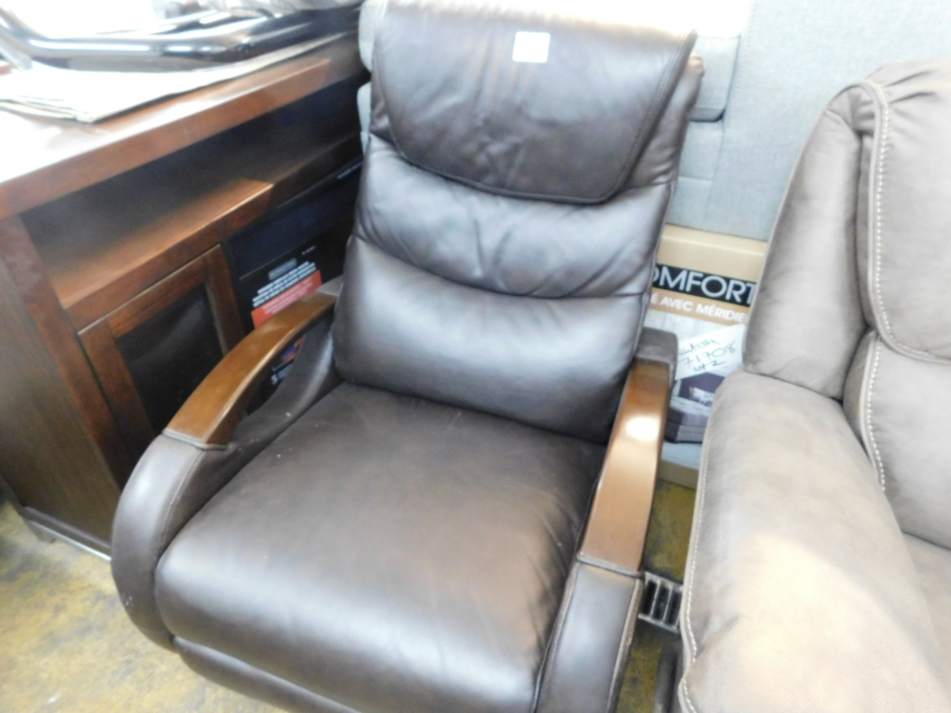 1 TRUE INNOVATION DERRICK WOOD ARM LEATHER RECLINING CHAIR RRP £439.99