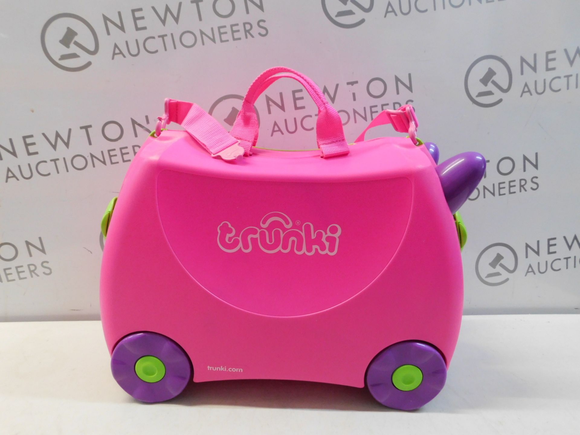 1 CHILDRENS TRUNKI RIDE ON SUITCASE RRP£39.99