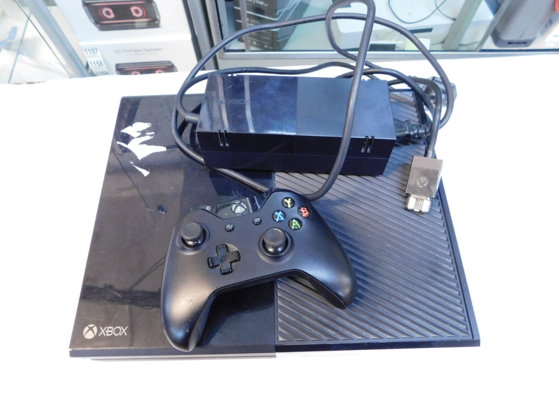 1 XBOX ONE 500GB COMPLETE WITH ONE CONTROLLER RRP £299.99 (WORKING, IN VERY GOOD CONDITION)