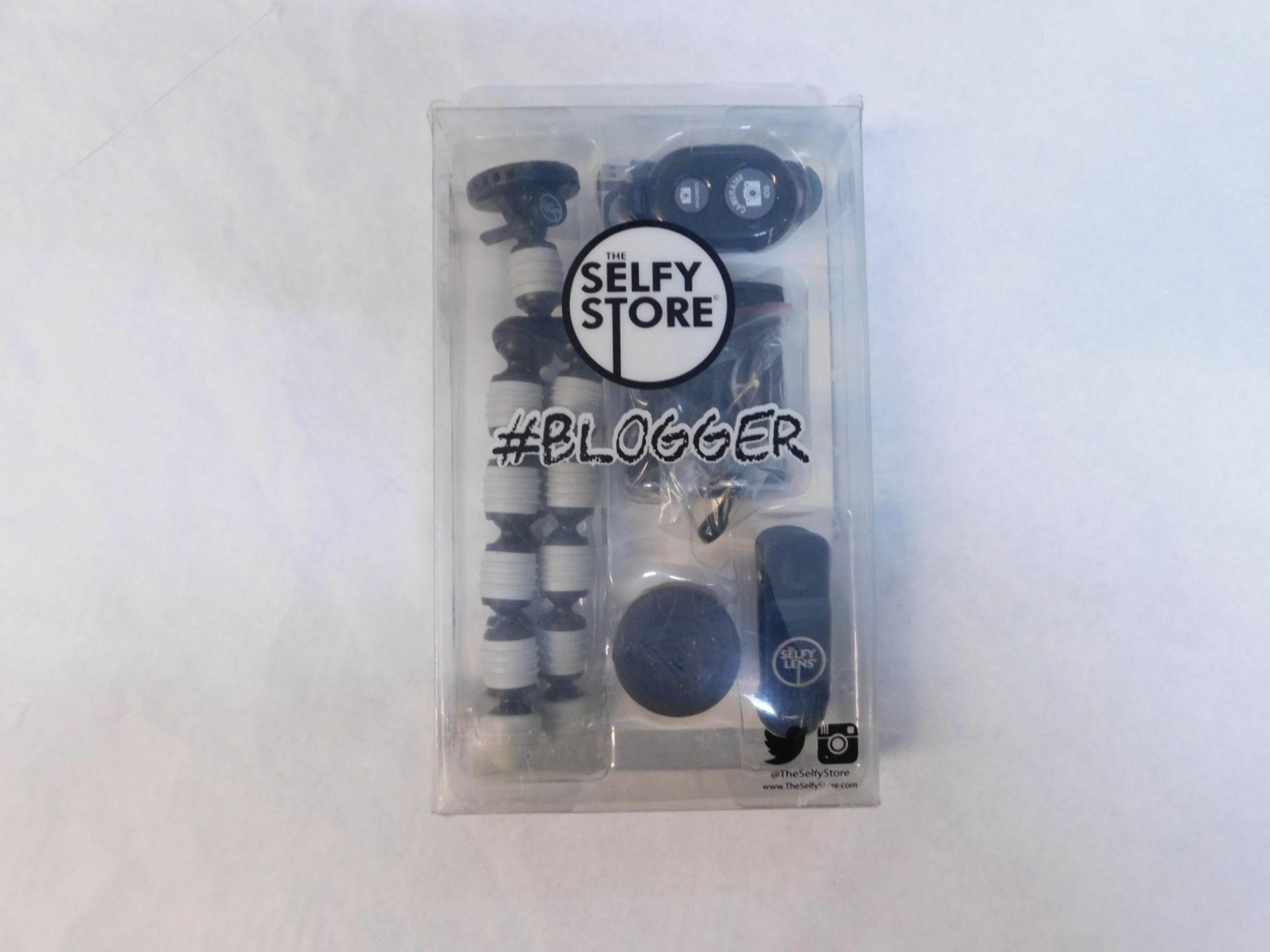 1 BOXED SELFY BLOGGER WITH BLUETOOTH REMOTE SHUTTER RRP £39.99