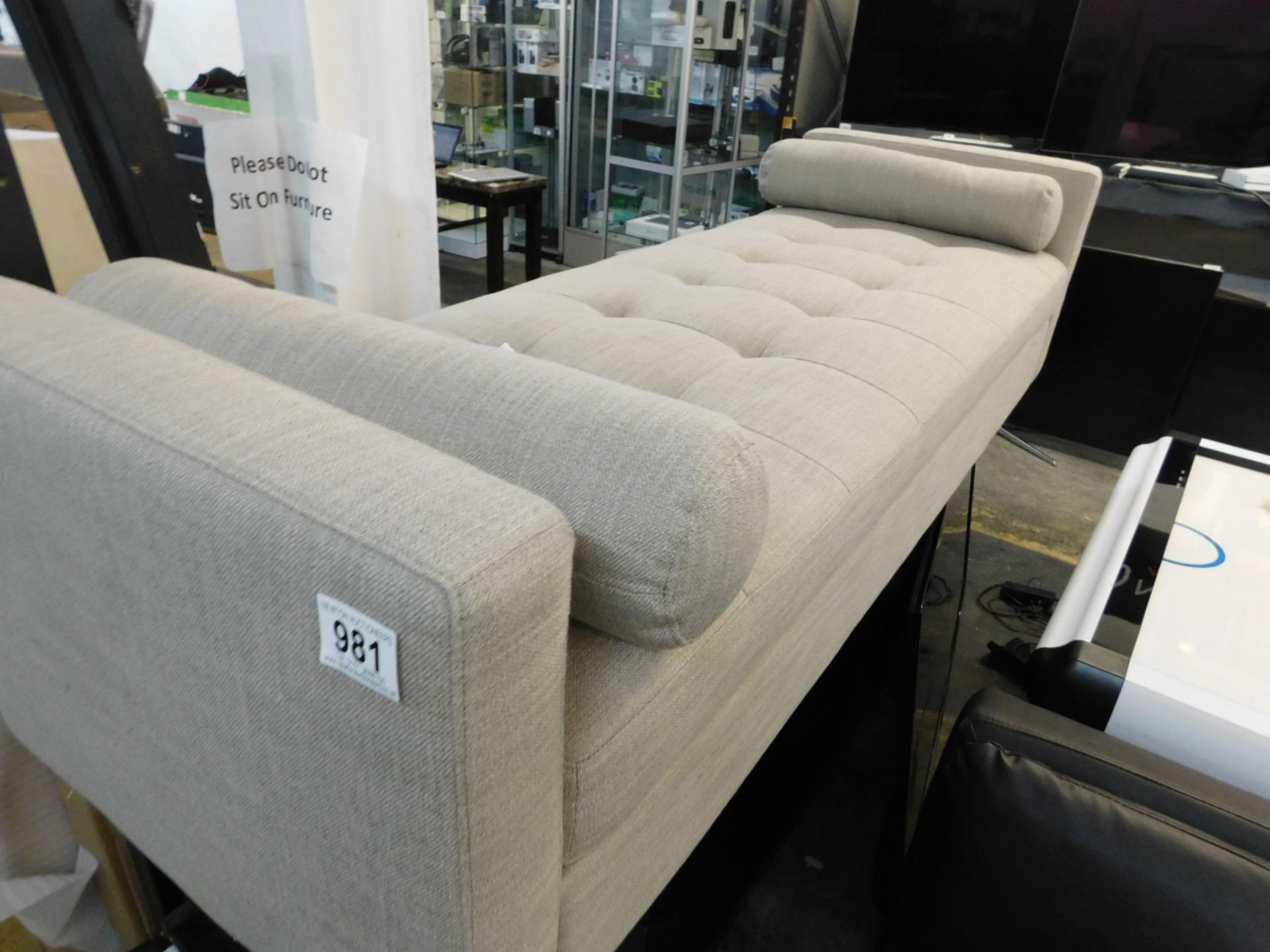 1 DESIGNER FABRIC BEIGE BEDSIDE LOUNGER WITH 2 CUSHIONS RRP £599