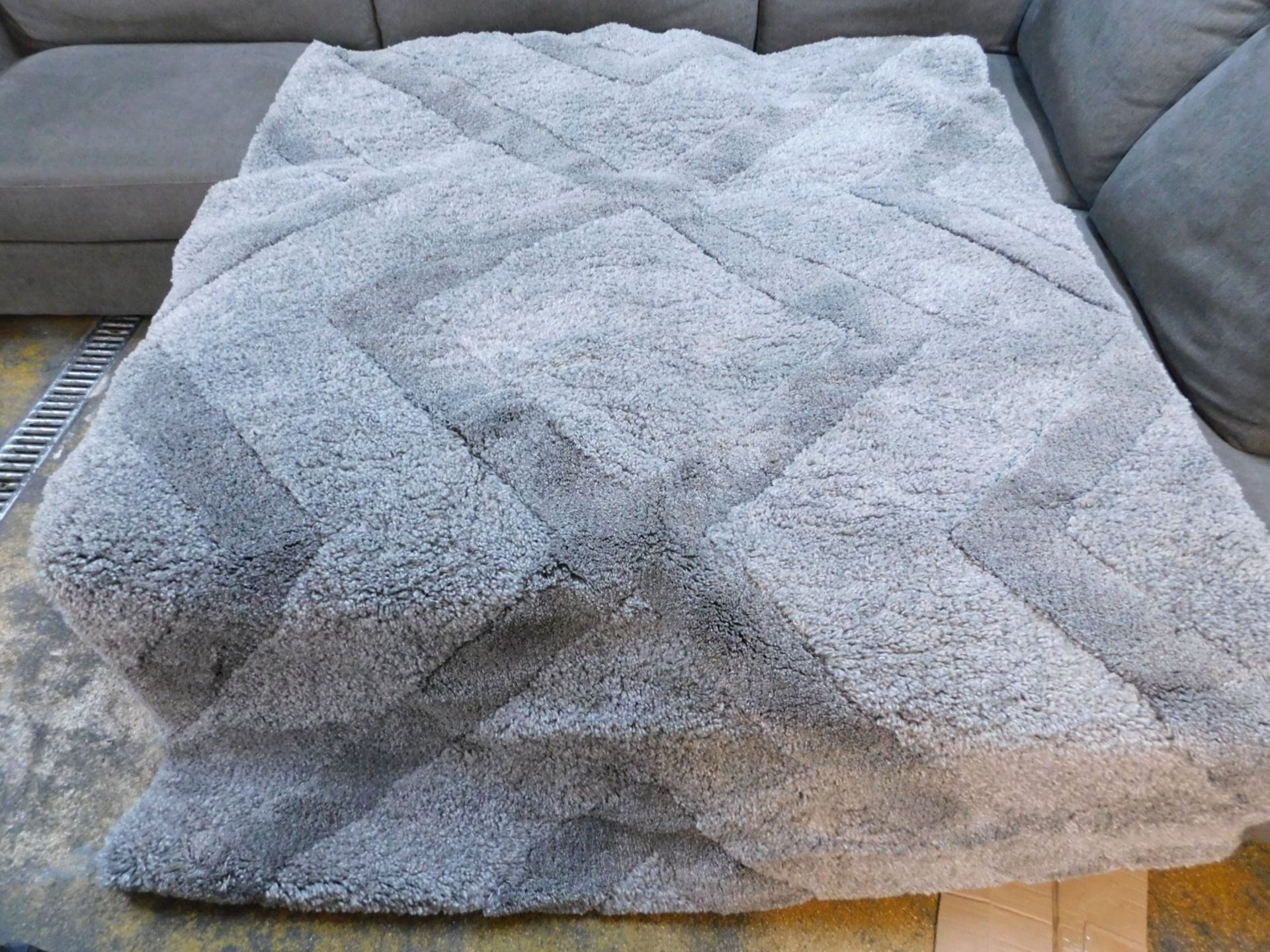 1 LARGE GREY SHADOW SHAGGY TYPE RUG SIZE 150CM BY 220CM RRP £169