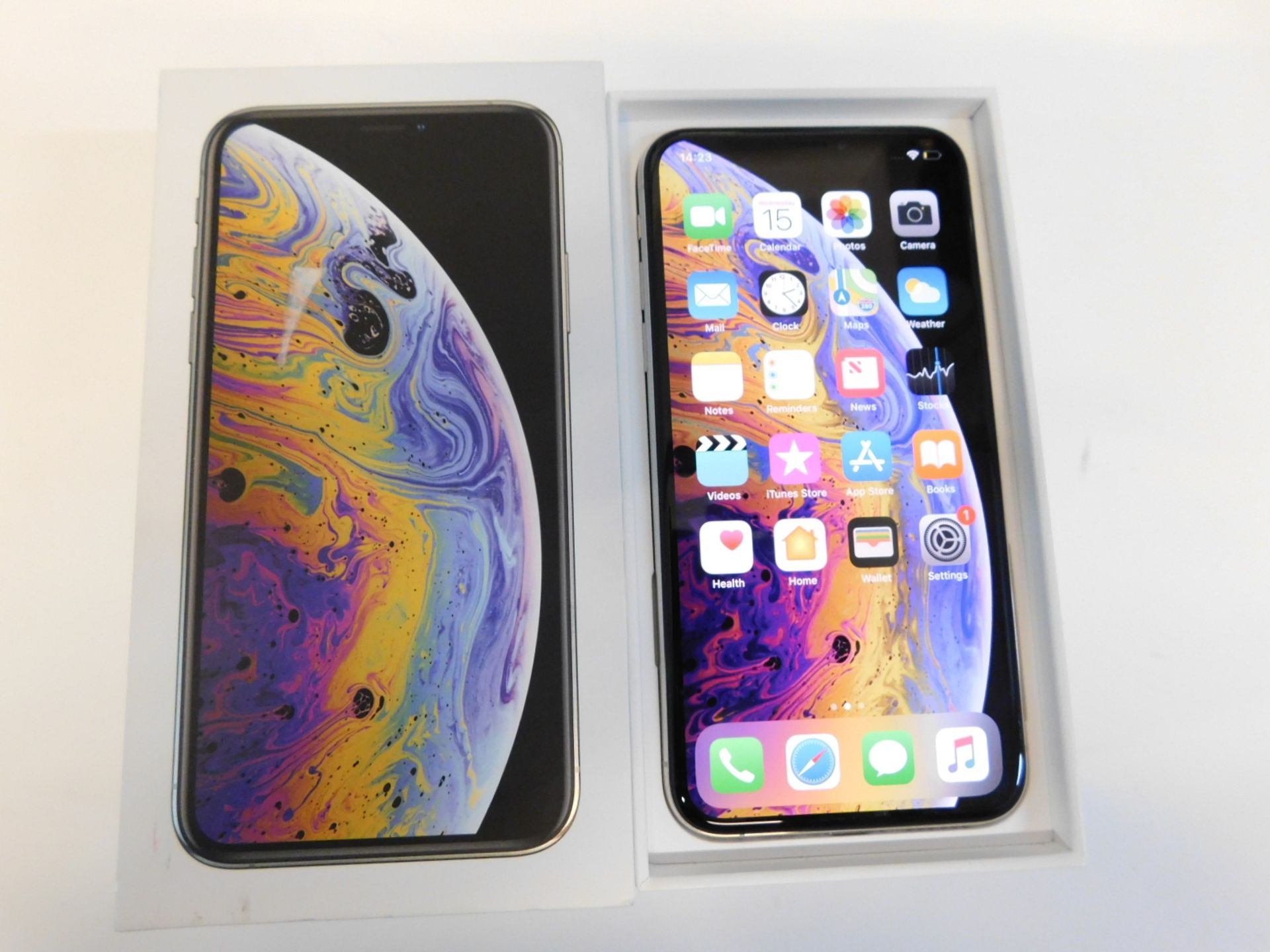 1 BOXED APPLE IPHONE XS SILVER 64GB WITH CHARGER AND EARPHONES RRP £999 (APPLE WARRANTY TILL OCTOBER