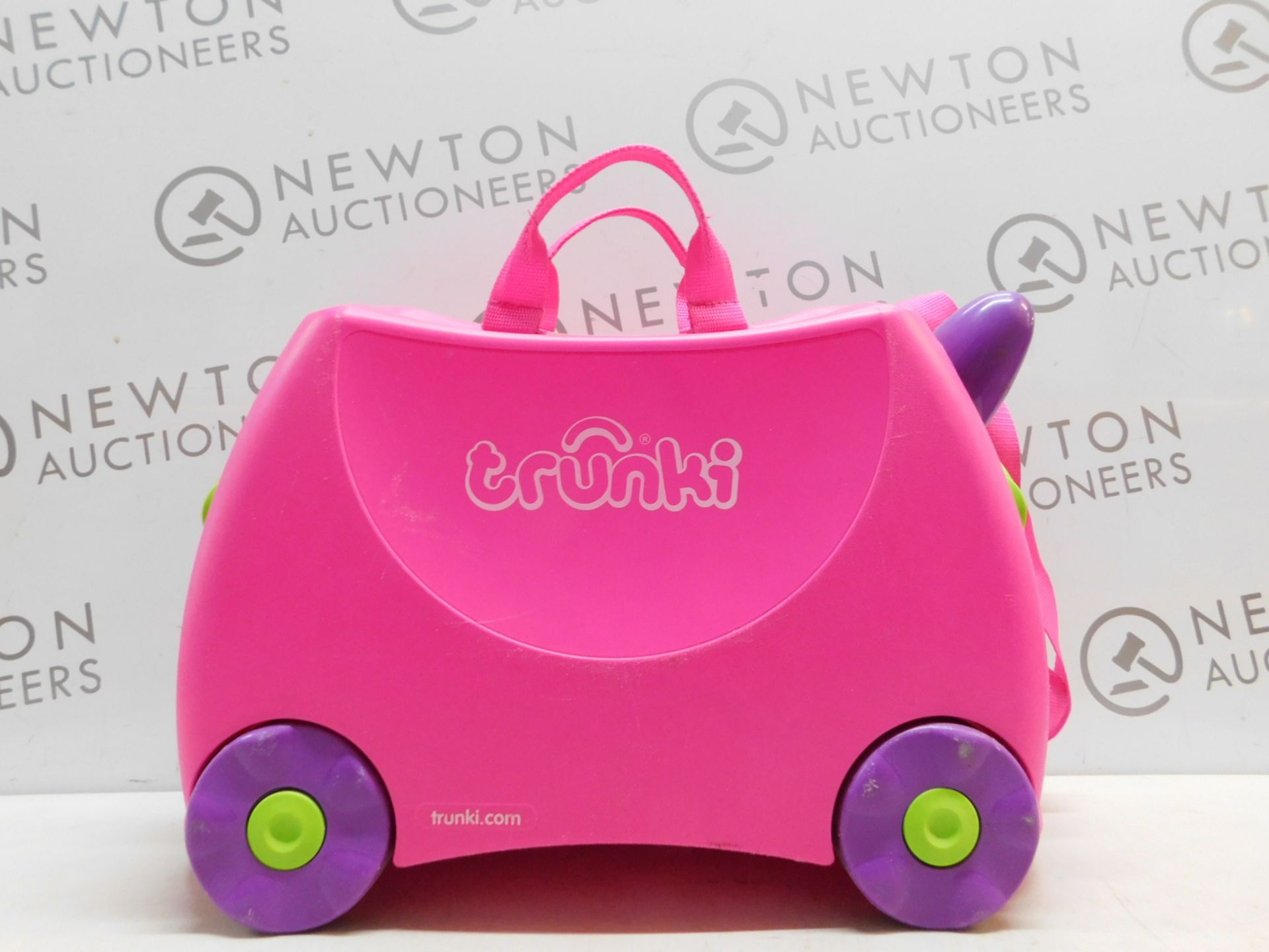 1 CHILDRENS TRUNKI RIDE ON SUITCASE RRP£39.99