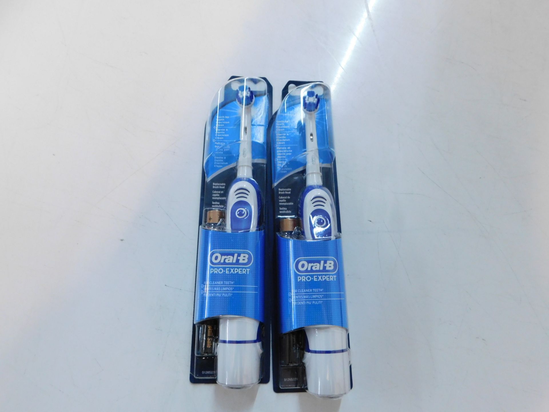 2 PACKS OF ORAL B BATTERY POWERED TOOTHBRUSH RRP £89