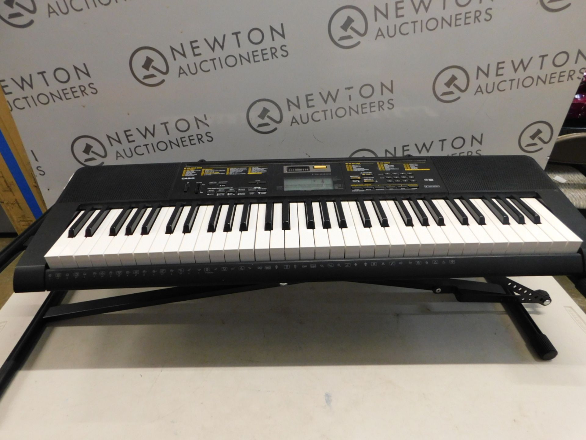 1 CASIO CTK-2400 DIGITAL KEYBOARD WITH STAND RRP £149.99