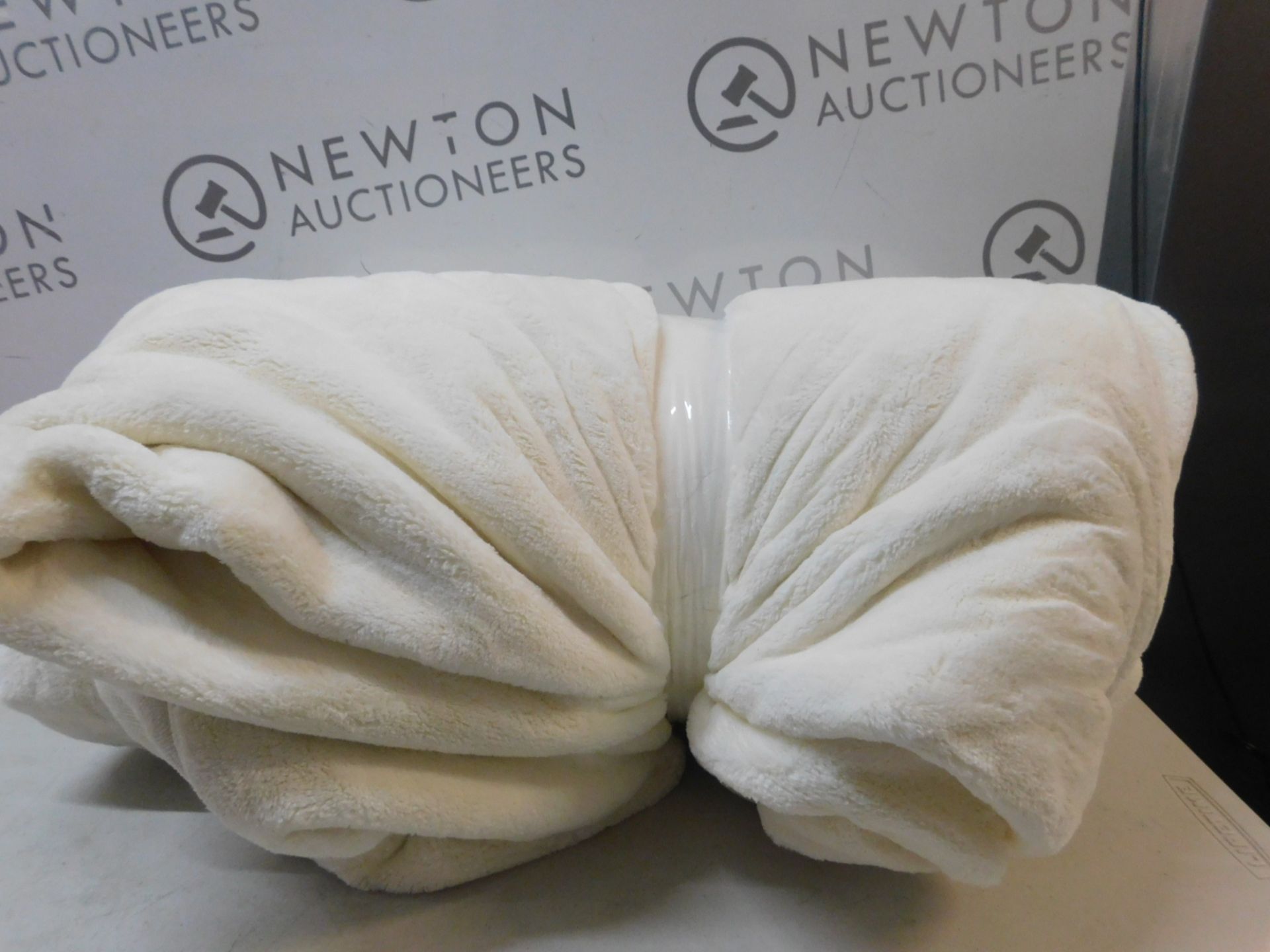 1 KIRKLAND SIGNATURE WHITE QUEEN PLUSH BLANKET £44.99