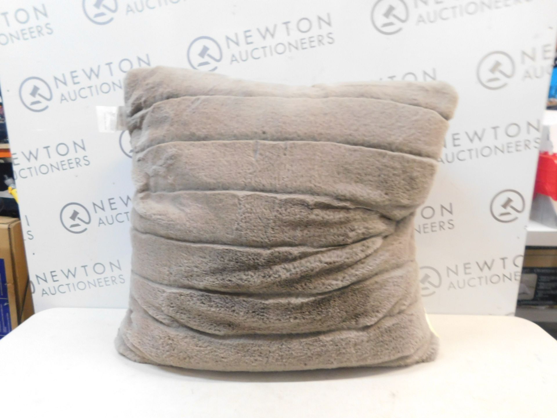 1 ARLEE HOME FASIONS LARGE LUXURIOUS GREY FAUX FUR CUSHION RRP £29.99