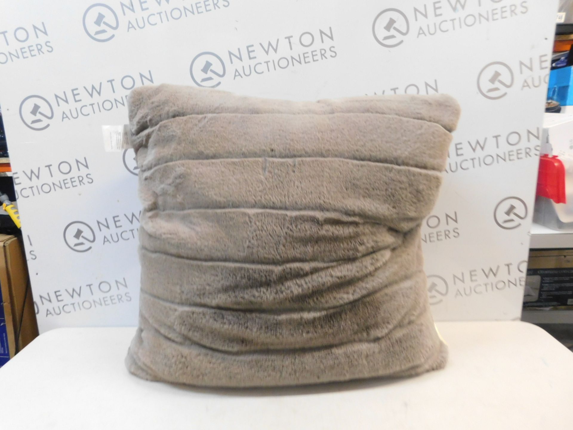 1 ARLEE HOME FASIONS LARGE LUXURIOUS GREY FAUX FUR CUSHION RRP £29.99