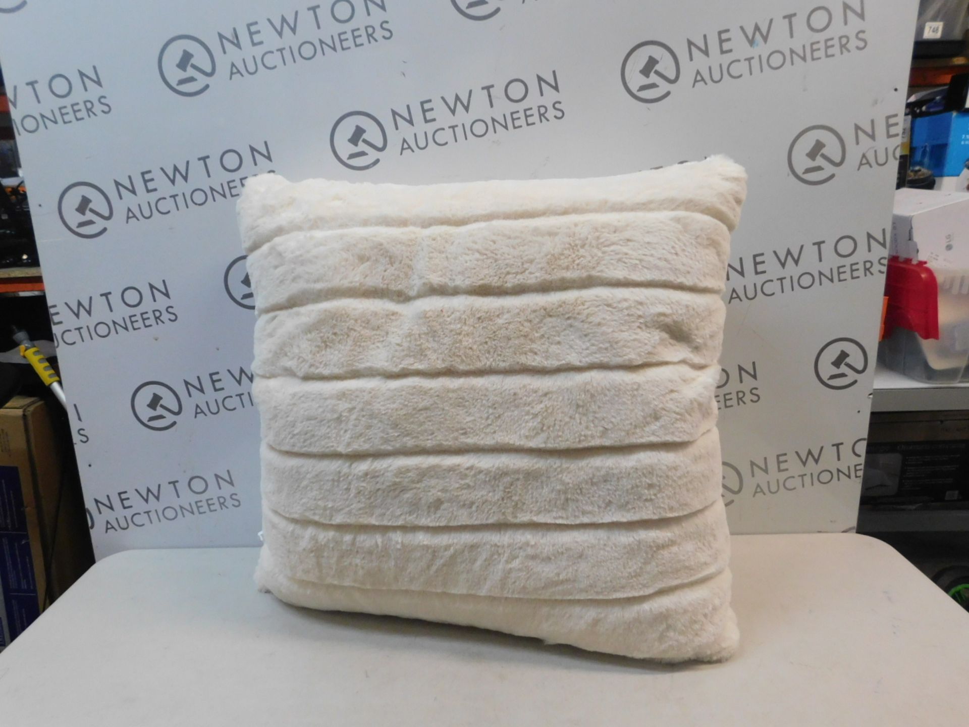 1 ARLEE HOME FASIONS LARGE LUXURIOUS CREAM FAUX FUR CUSHION RRP £29.99