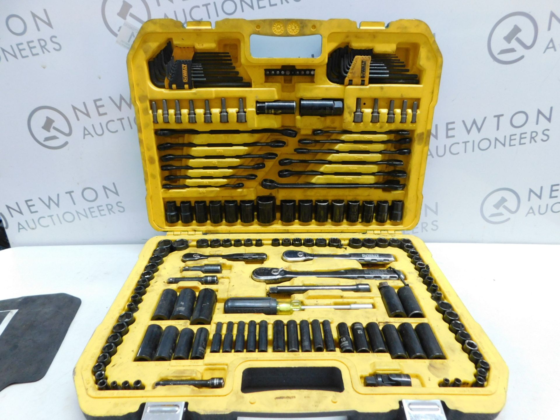 1 BOXED DEWALT 181 PIECE (APPROX) MECHANICS TOOL SET RRP Â£129.99