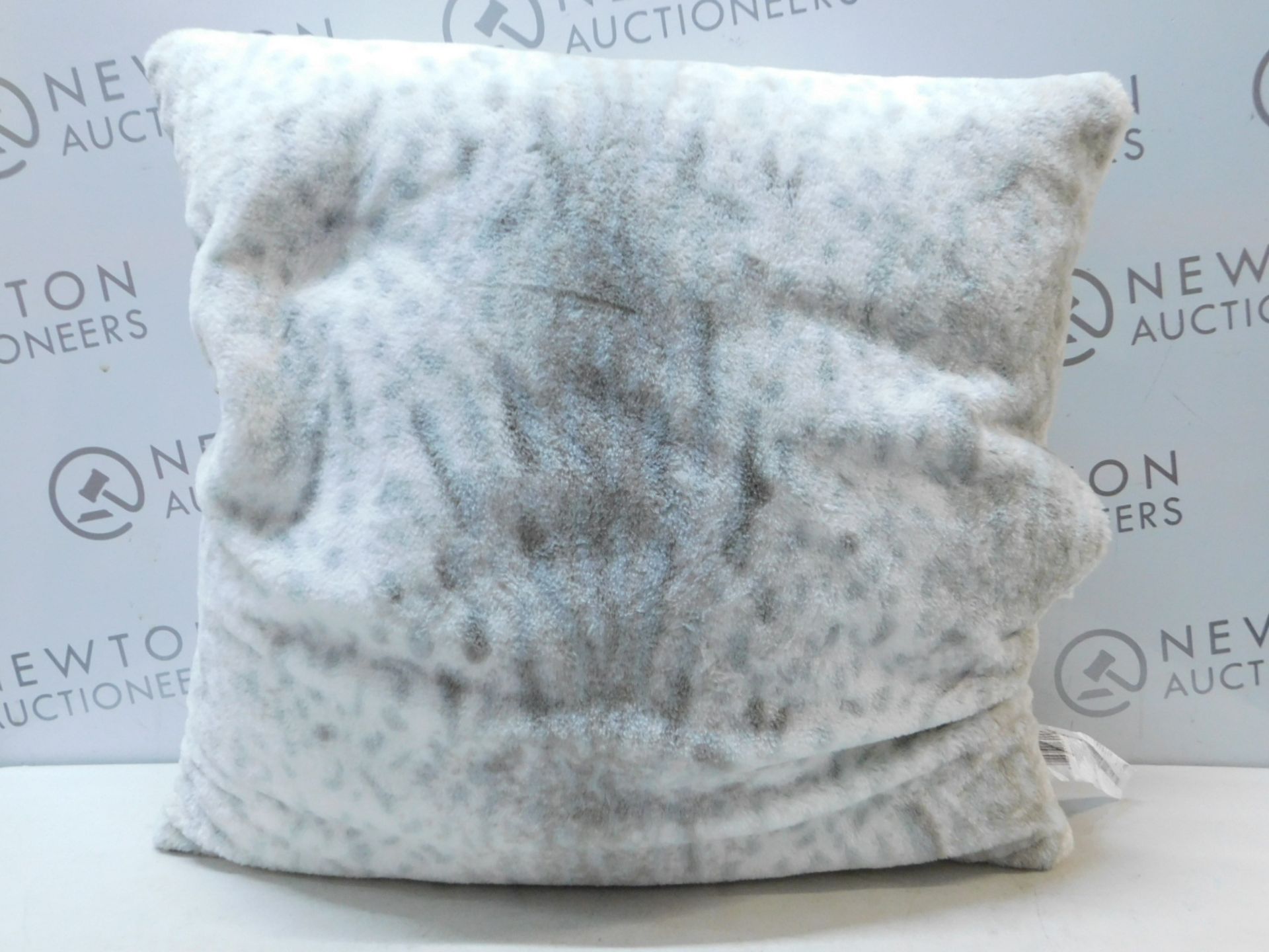 1 ARLEE HOME FASHION LUXURY LEOPARD PRINT LARGE CUSHION RRP Â£29.99