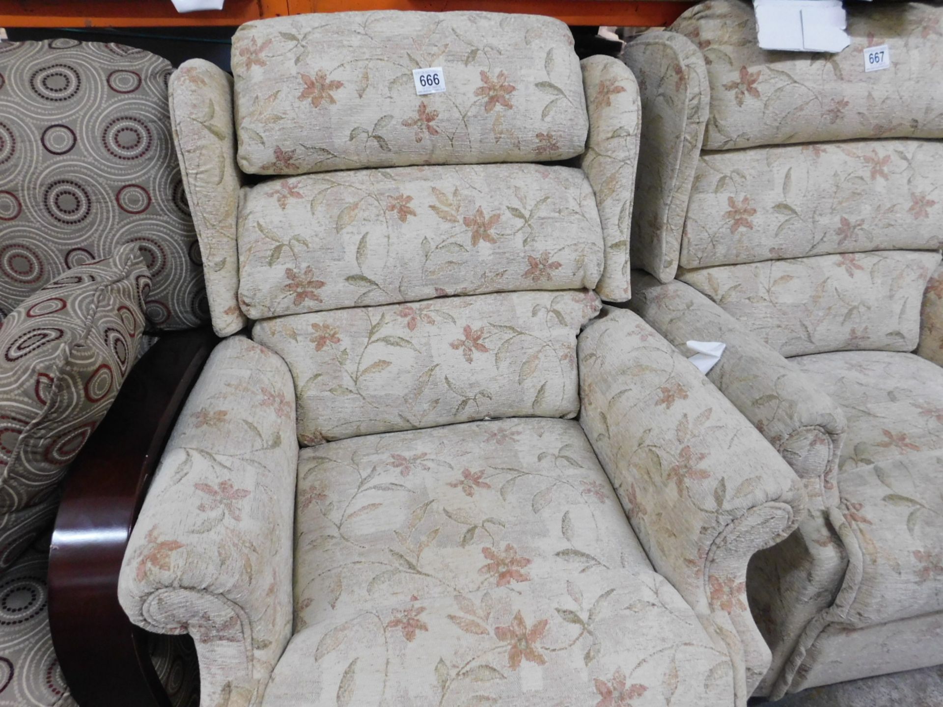 1 NEWBURY FLORAL FABRIC CREAM ELECTRIC RECLINER RRP Â£399