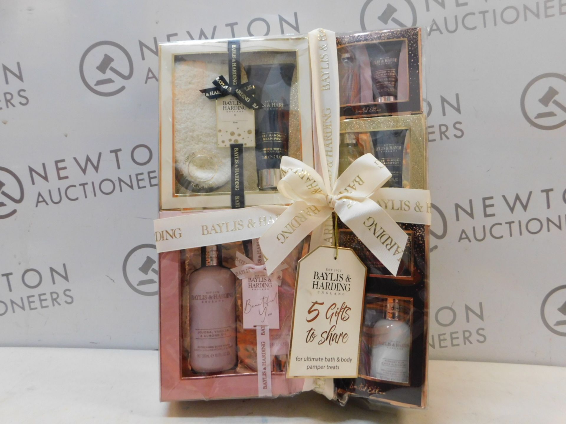 1 PACK OF BAYLIS & HARDING SWEET MANDARIN & GRAPEFRUIT CLEANSING GIFT SET RRP Â£29.99