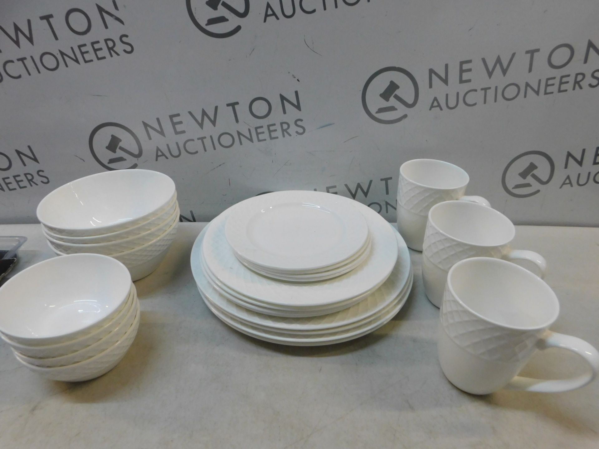 1 MIKASA CROSSROADS EFFECT 12 PIECE (APPROX) PORCELAIN DINNERWARE SET RRP Â£49.99