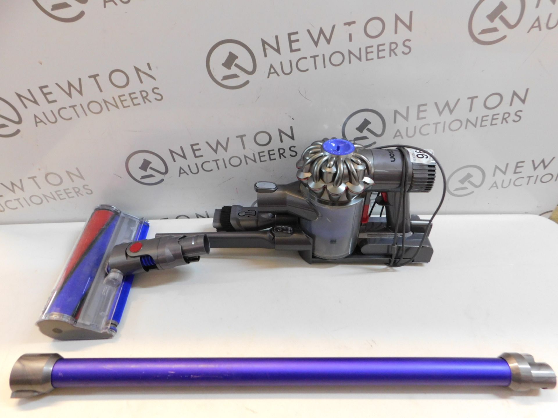 1 DYSON V6 FLUFFY DIGITAL CORDLESS HANDEHELD VACUUM CLEANER WITH CHARGER & ACCESSORIES RRP Â£299