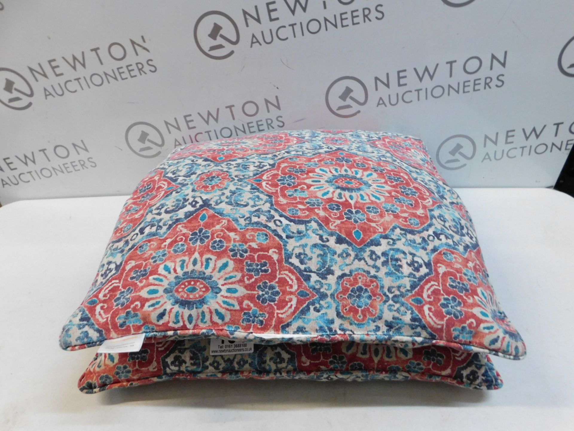 2 ARLEE HOME FASHIONS DESIGNER CUSHIONS RRP Â£24.99