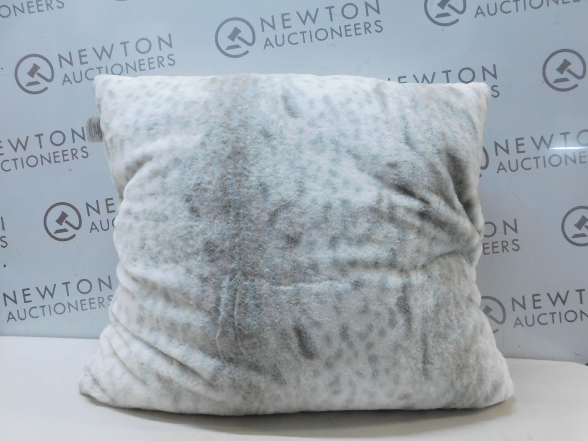 1 ARLEE HOME FASHION LUXURY LEOPARD PRINT LARGE CUSHION RRP Â£29.99