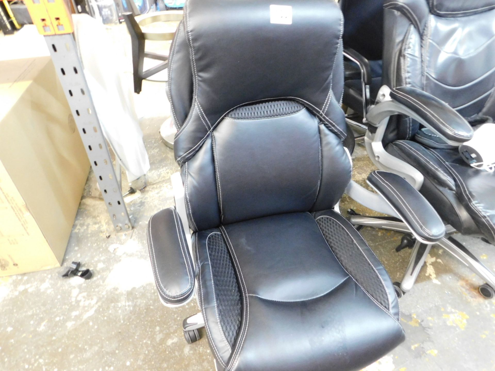 1 TRUE WELLNESS BLACK BONDED LEATHER GAS LIFT MANAGERS CHAIR WITH ACTIVE LUMBAR RRP Â£179.99 (
