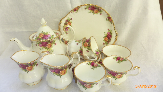 Royal Albert 'Old Country Rose' bone china tea service incl. pot (approx.