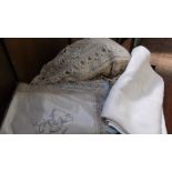 Box of linen incl. crocheted bedspread, table cloth etc.