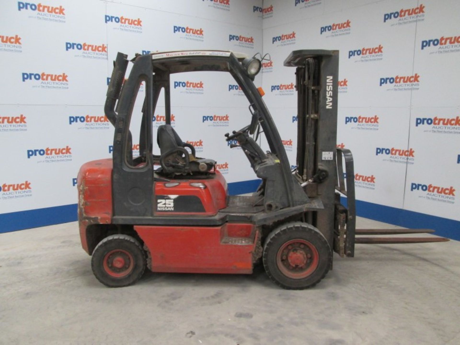 NISSAN FD02A250 Plant Diesel - VIN: FD02E703532 - Year: 2001 - 6,480 Hours - Triplex 4.75M Forklift, - Image 6 of 9