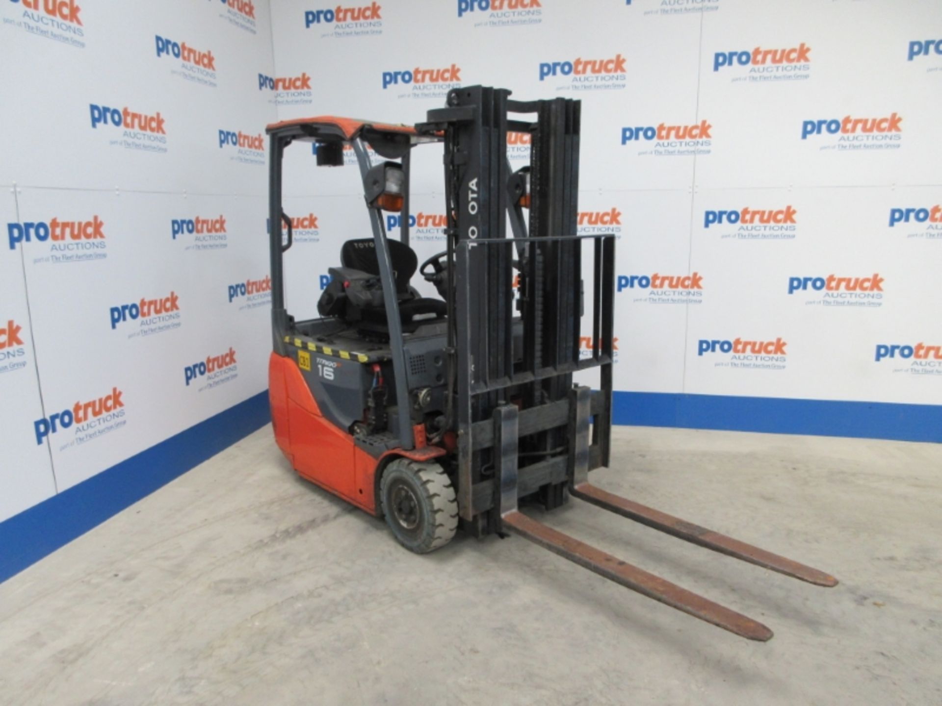 TOYOTA 8FBEKT16 Plant Electric - VIN: 8FBEKT16E10927 - Year: 2011 - . Hours - Triplex 4.5M Forklift, - Image 2 of 8