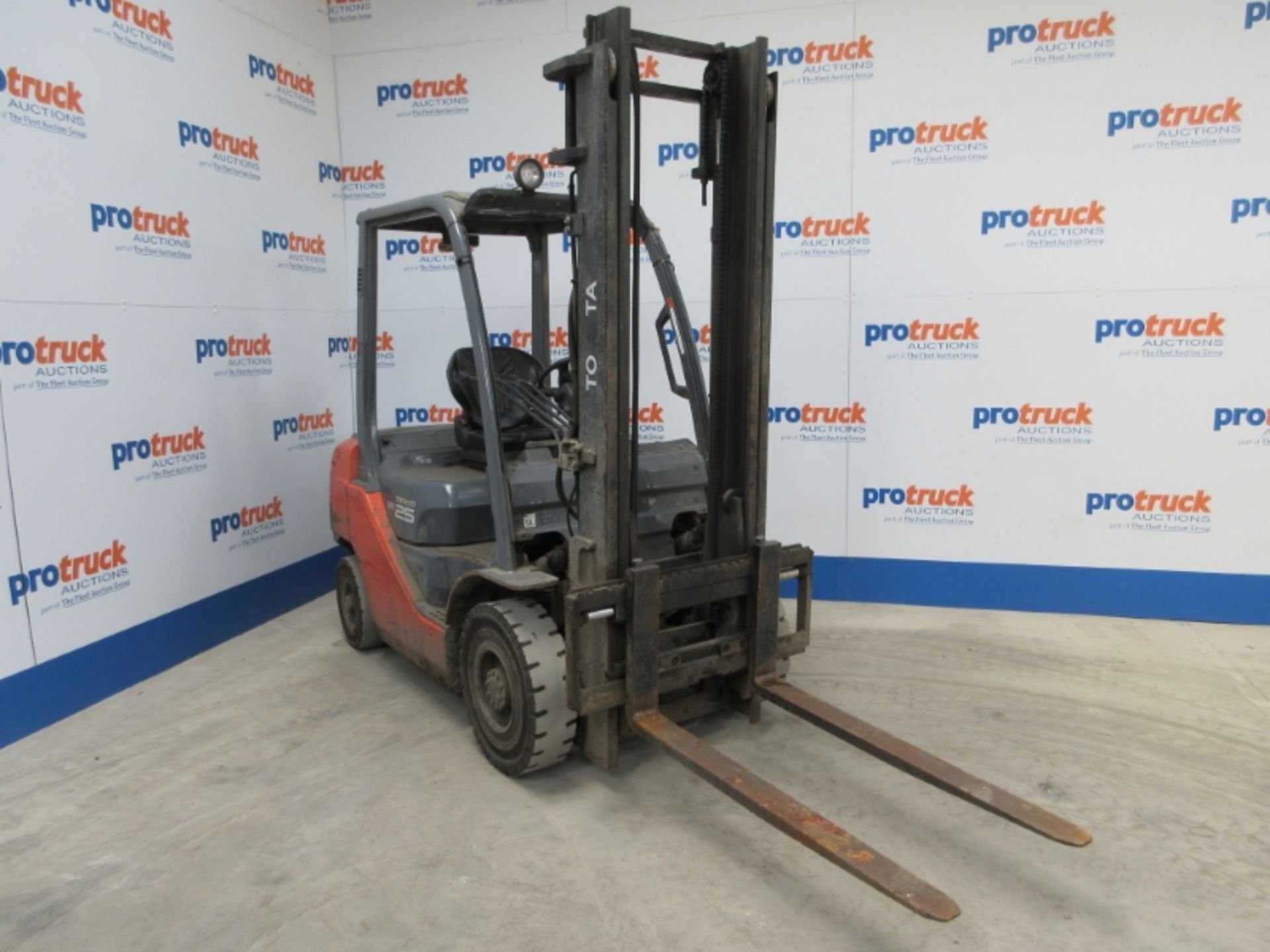 TOYOTA 02-8FDF25 Plant Diesel - VIN: 8FDF25E30654 - Year: 2012 - 4,405 Hours - Duplex 3.7M Forklift, - Image 2 of 9