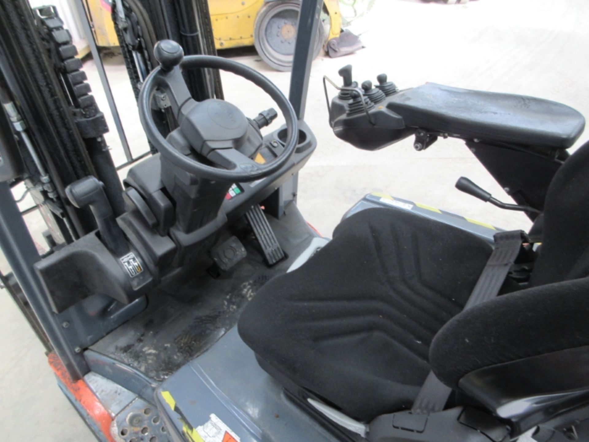 TOYOTA 8FBEKT16 Plant Electric - VIN: 8FBEKT16E10927 - Year: 2011 - . Hours - Triplex 4.5M Forklift, - Image 7 of 8