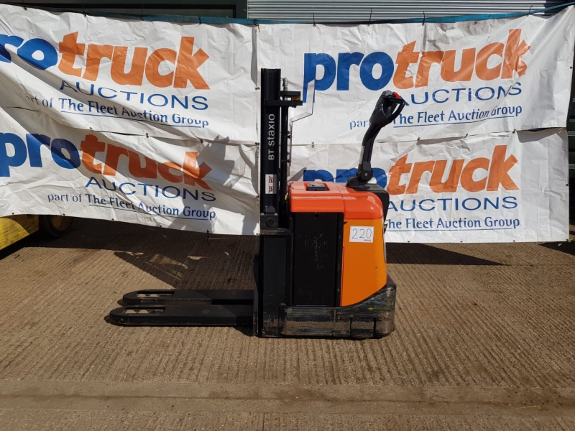 BT SPE125 Plant Electric - VIN: 6172478 - Year: 2011 - . Hours - Walk behind stacker truck