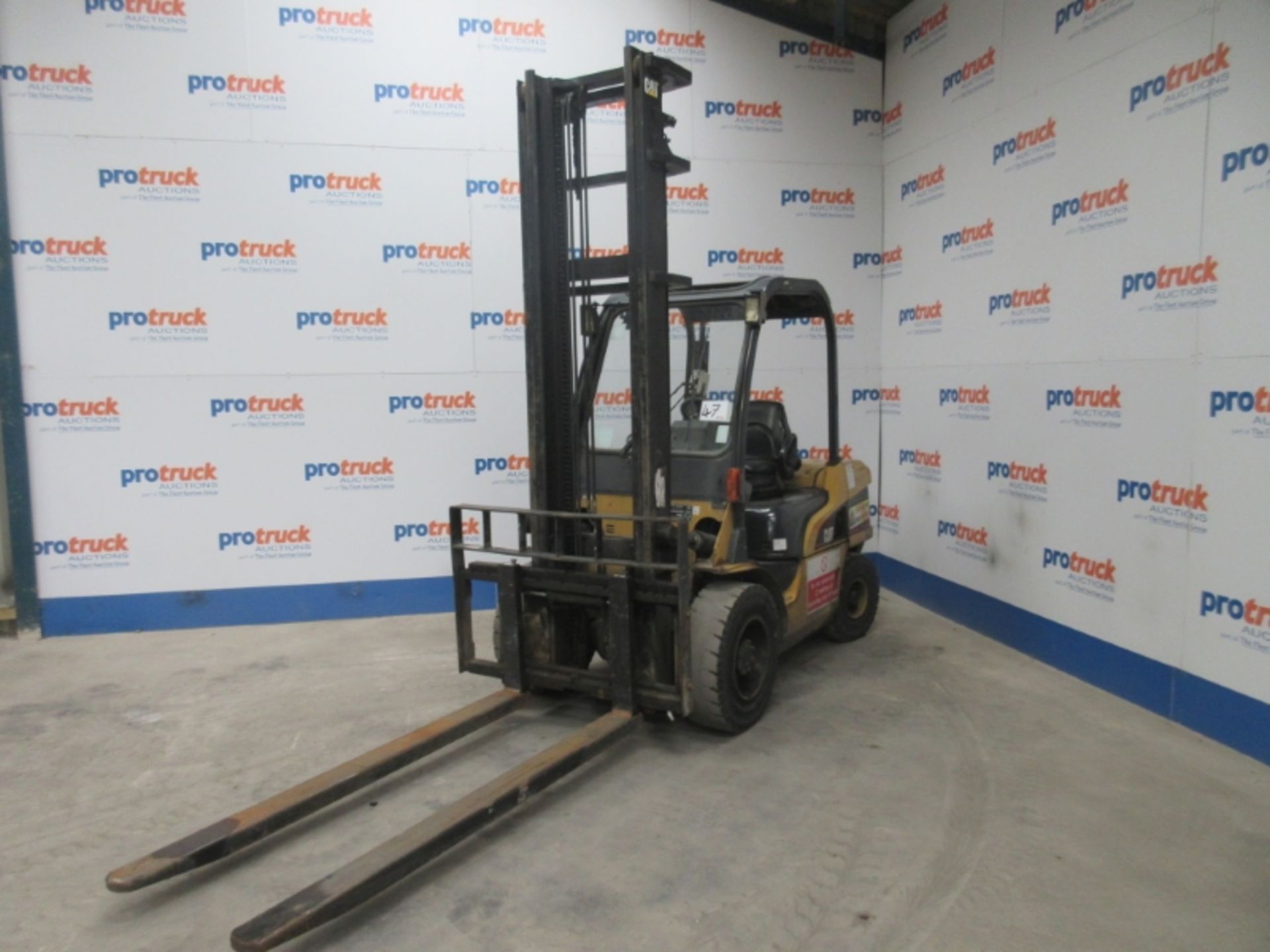 CATERPILLAR DP35N Plant Diesel - VIN: ET14E50233 - Year: 2005 - 7,452 Hours - Duplex Forklift,