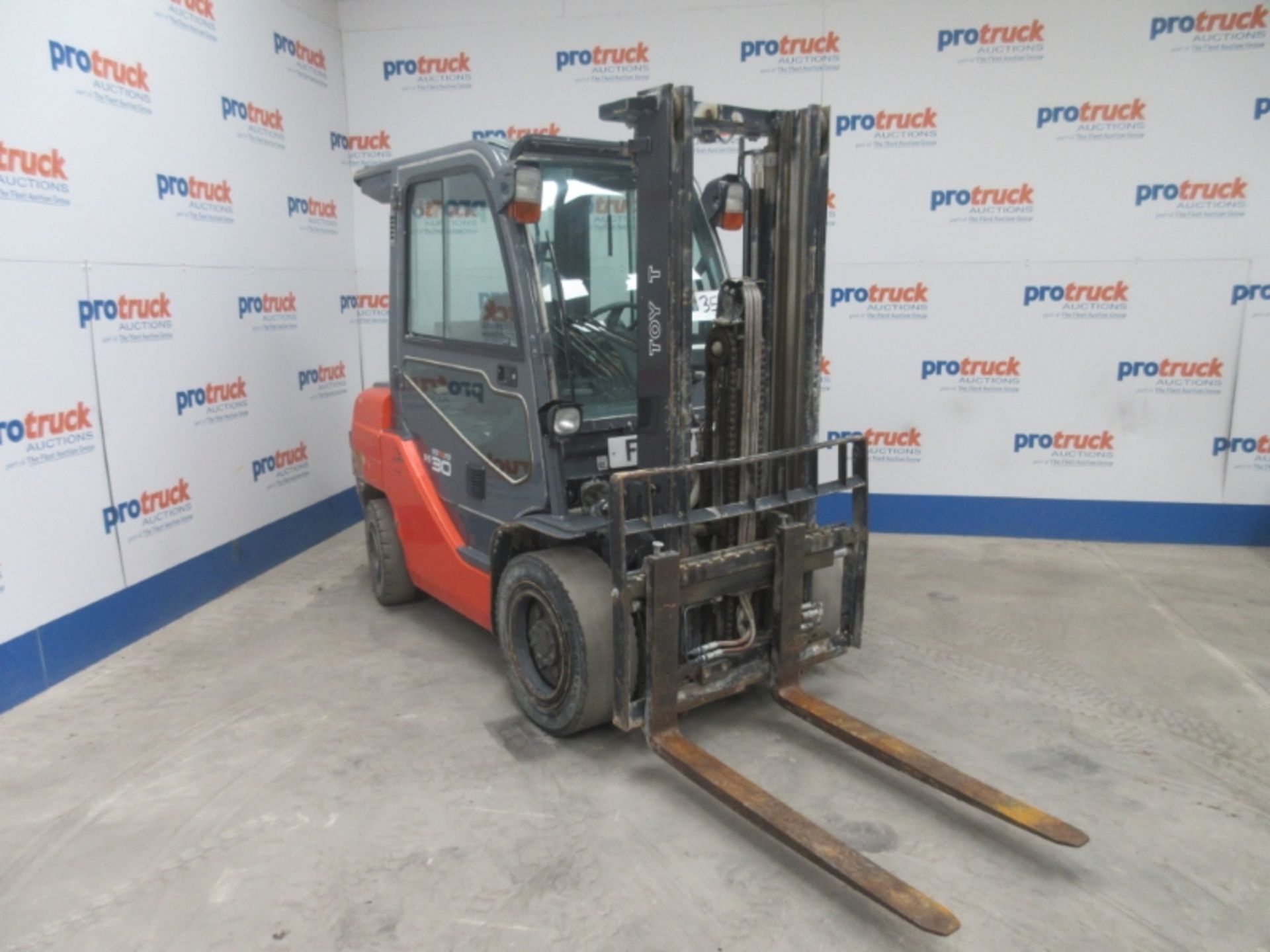 TOYOTA 02-8FDF30 Plant Diesel - VIN: 8FDF30E12126 - Year: 2011 - 10,215 Hours - Duplex Forklift, - Image 2 of 7