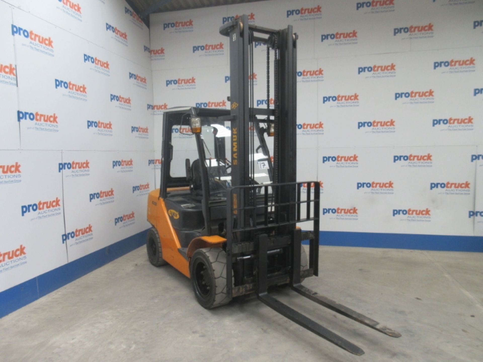 SAMUK B30D XW33M Plant Diesel - VIN: 101257077 - Year: 2011 - 5,135 Hours - Duplex Forklift, - Image 2 of 7