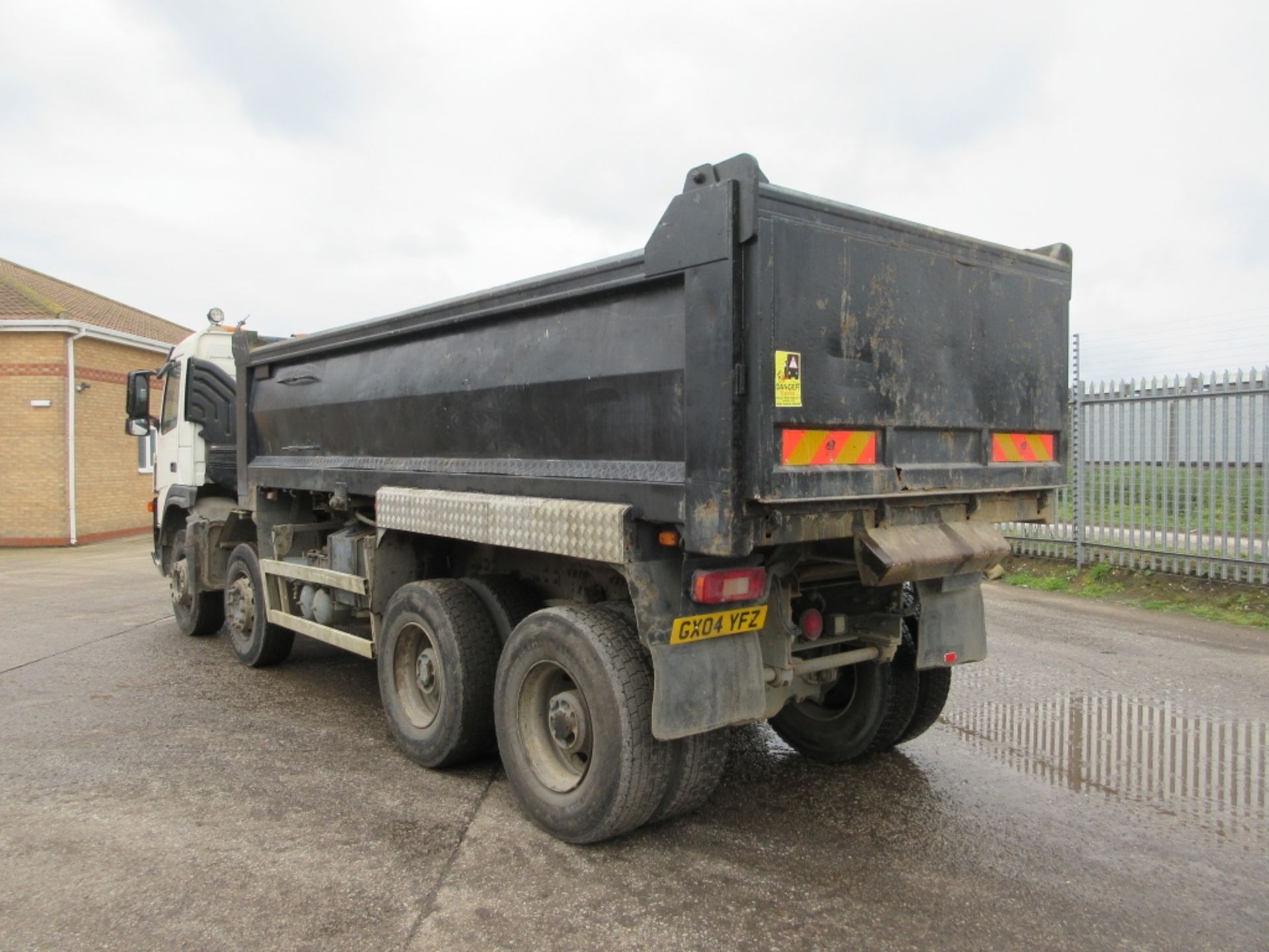 VOLVO FM 380 - 12130cc Day Cab Diesel - VIN: YV2J4CMG54A581695 - Year: 2004 - 614,000 km - 8x4 Steel - Image 4 of 7