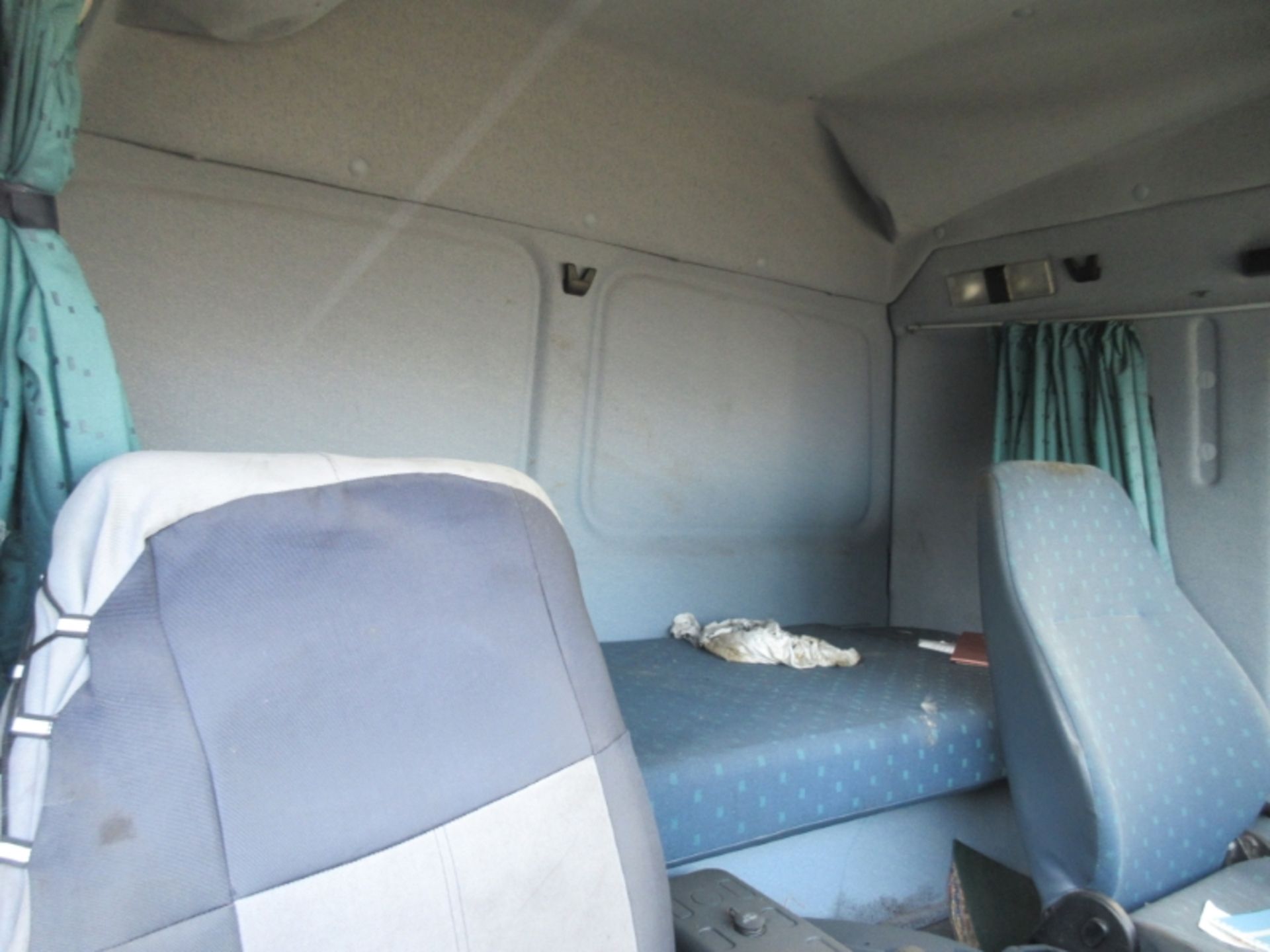 DAF 45.150 Sleeper Cab Diesel - VIN: XLRAE45CE0L215978 - Year: . - 057,000 km - 4x2 Box Van, Drop - Image 5 of 9