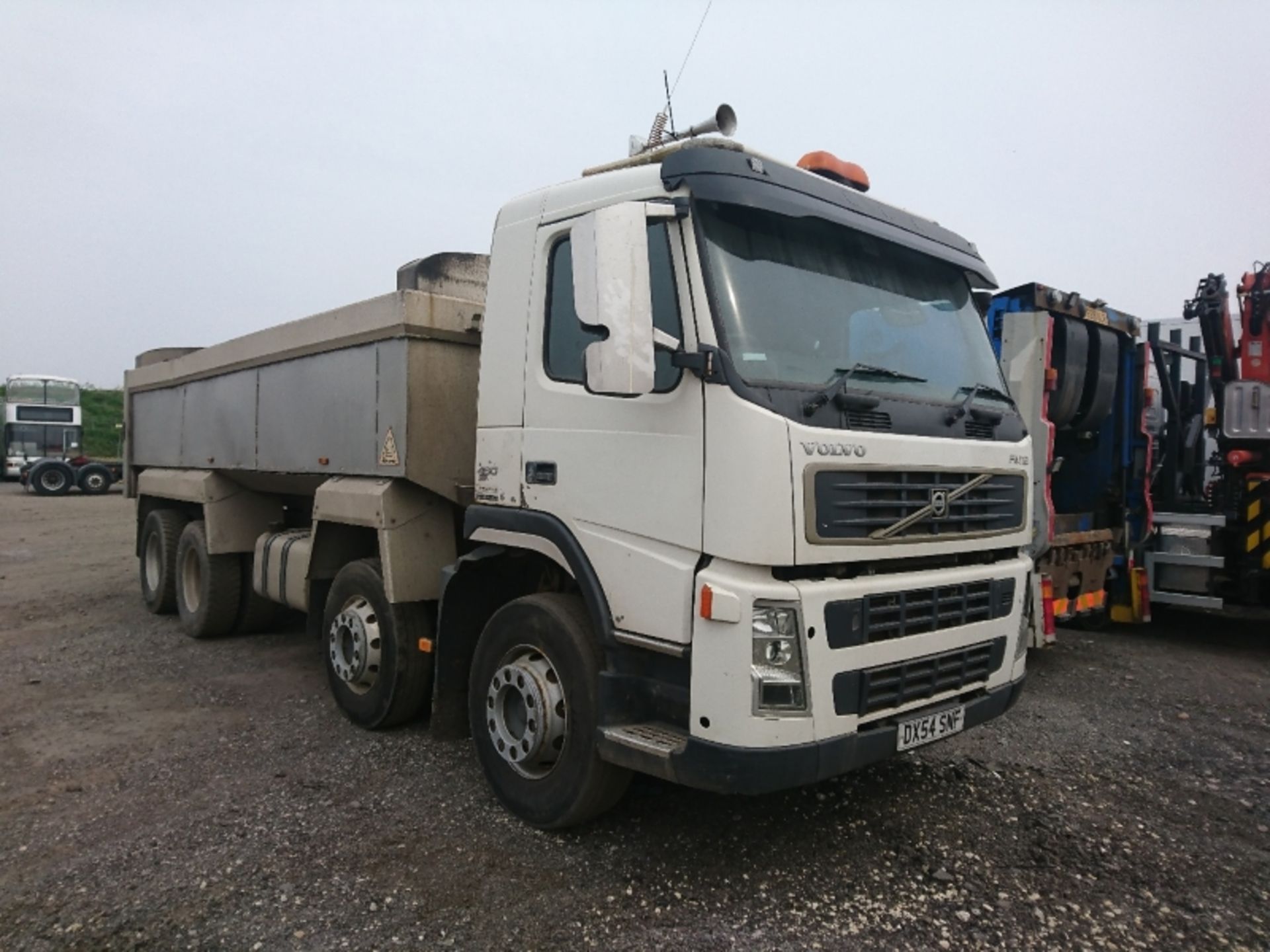 VOLVO FM 460 - 12130cc Day Cab Diesel - VIN: YV2JP40G15A593279 - Year: 2004 - 706,000 km - 8x4 Alloy - Image 2 of 8