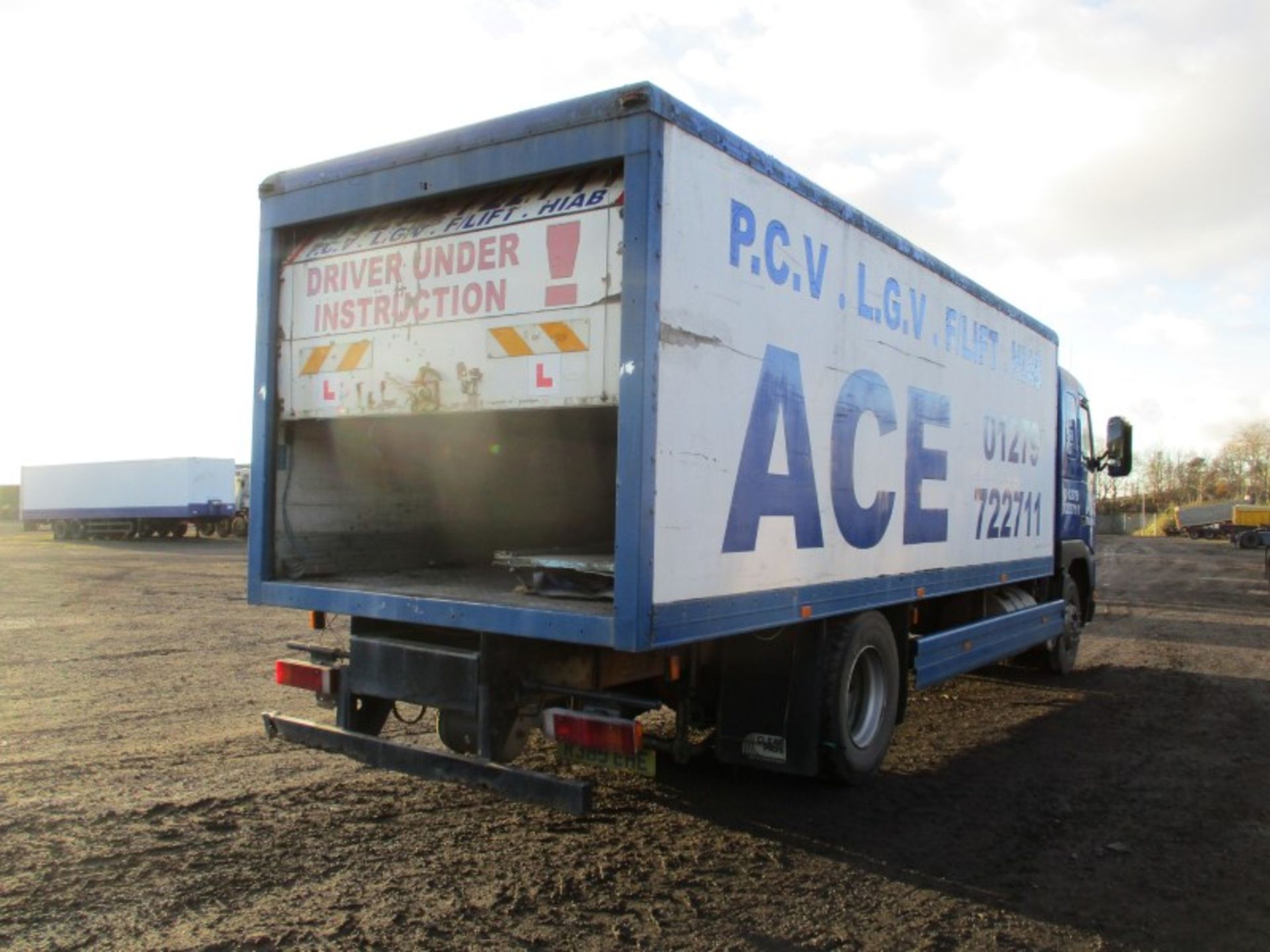 VOLVO FH12 - 12130cc Sleeper Cab Diesel - VIN: YV2A4B2A2WA279390 - Year: 1998 - 545,000 km - 4x2 6. - Image 3 of 9