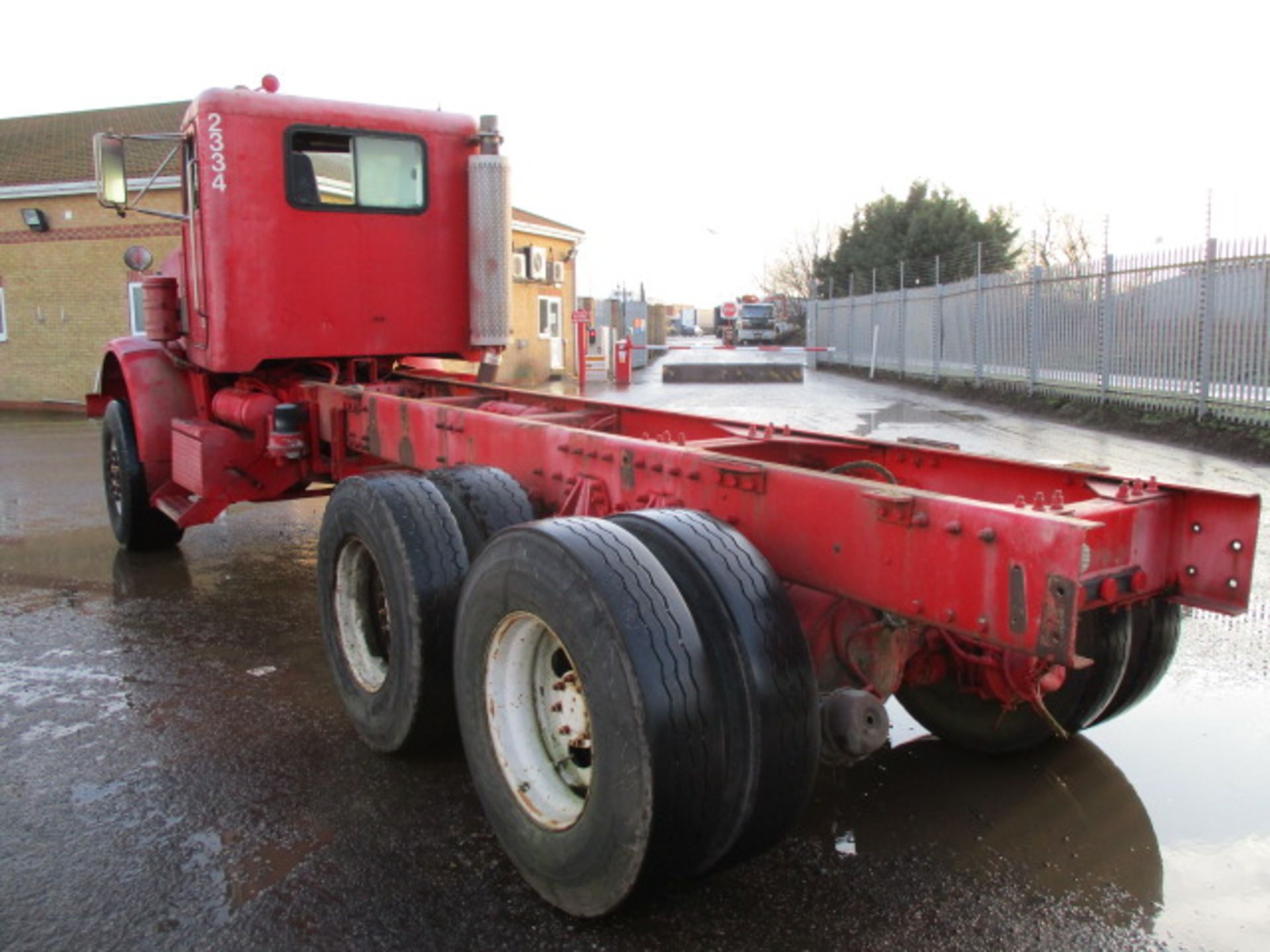 PETERBILT 357 Day Cab Diesel - VIN: 1XPAMA0X6TN409329 - Year: 1996 - 202,962 miles - 6x6 Chassis - Image 4 of 11