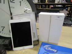 iPad Mini 4 tablet, powers on and needs charging, boxed. Item may need iTunes to start RRP £299.99