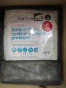 Snug temperatures control mattress protector, new in carry case.