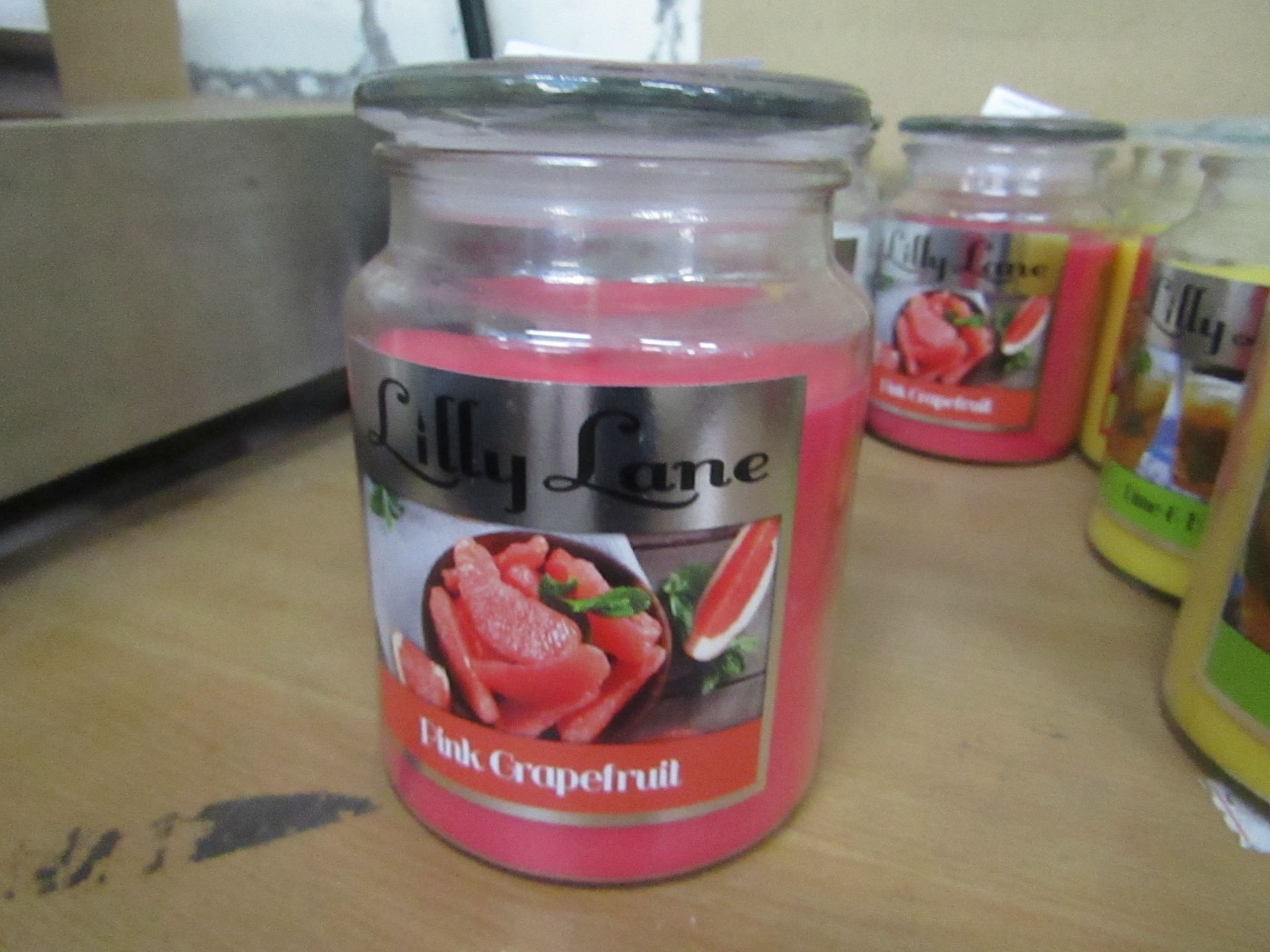 18oz Lilly Lane Strong scented Candle in a Jar, new, Pink Grapefruit