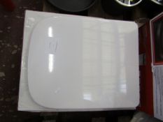 Fusion soft close toilet seat, no visible damage and comes with fixings kit, boxed