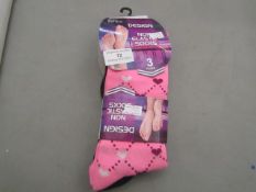 1 x pack of 3 x pairs of ladies design socks sizes 4-7 , new and packaged.