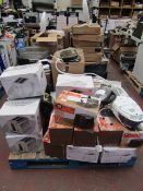 Pallet of approx 20x various household electrical items, all of which are salvage